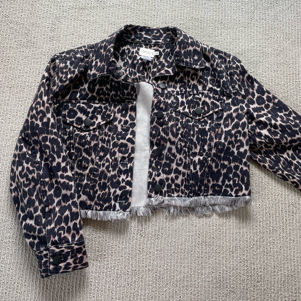 ALICE AND OLIVIA JEANS CHEETAH PRINT CROPPED JEAN JACKET- DISTRESSED BOTTOM
